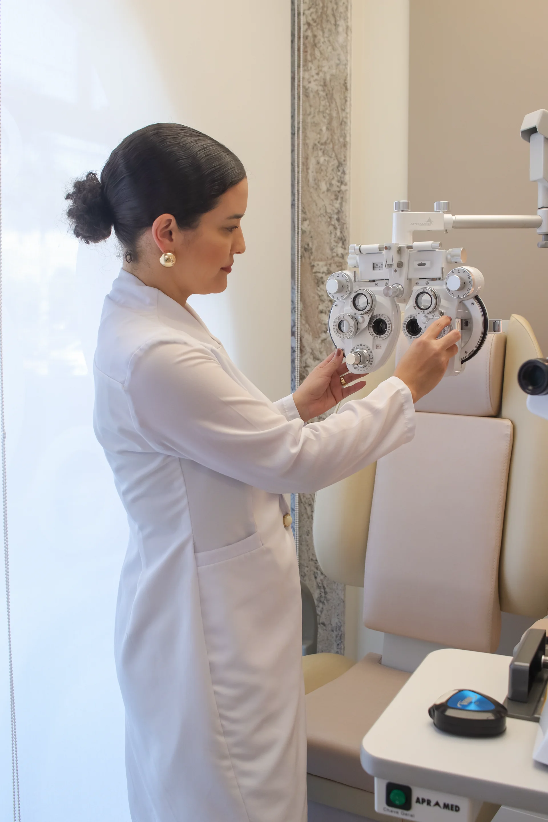 Oftalmologista da Clínica Covisão conduzindo consulta com exame de biomicroscopia