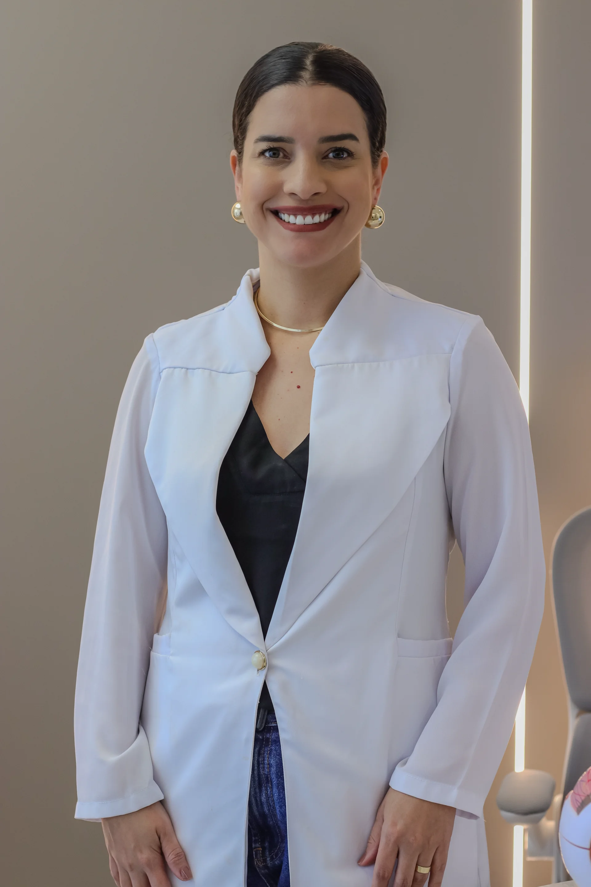 Retrato profissional da Dra. Camila Nogueira Bezerra, oftalmologista com fellowship em córnea da Clínica Covisão