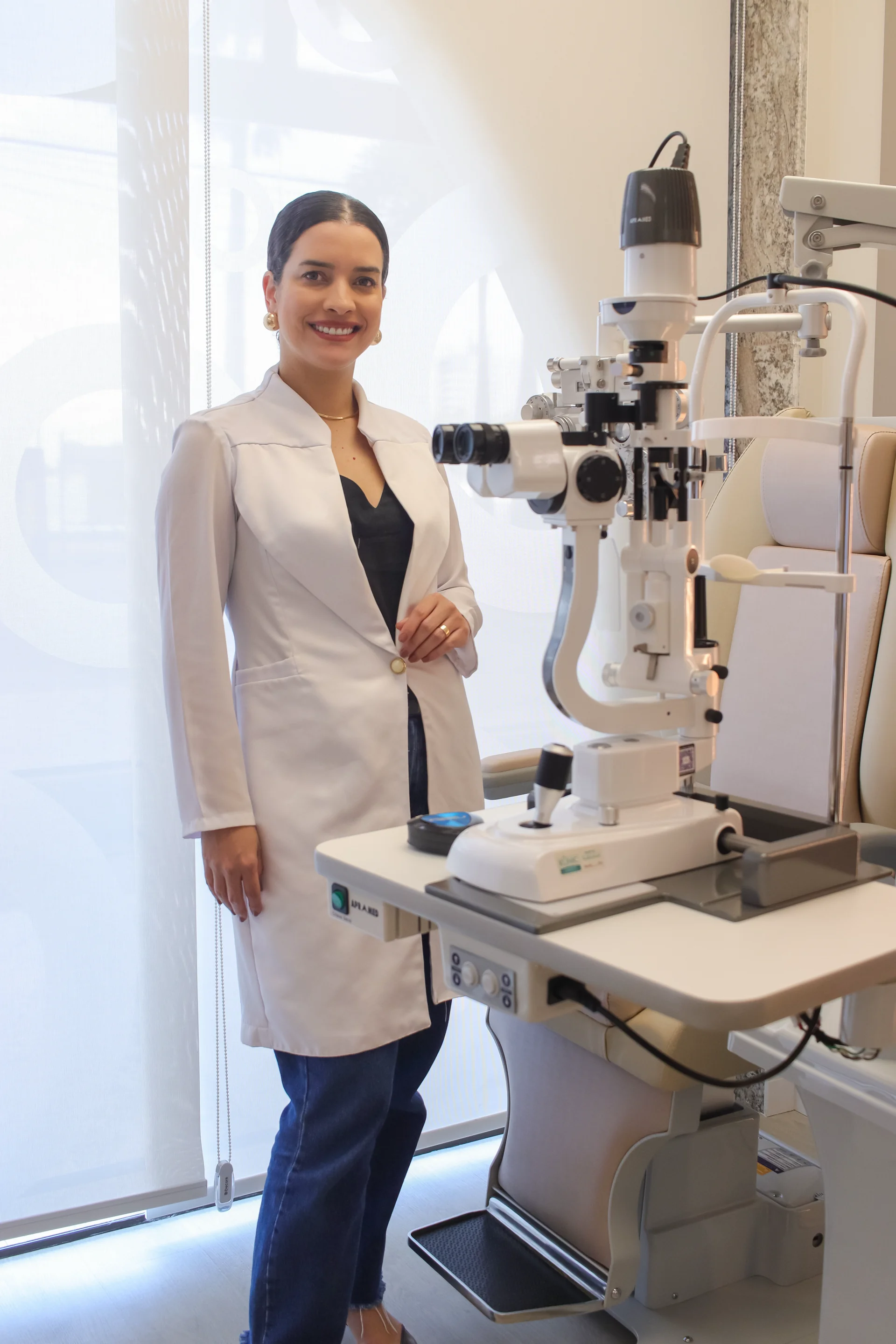 Dra. Camila Nogueira Bezerra examinando paciente em lâmpada de fenda na Clínica Covisão, em Campina Grande/PB